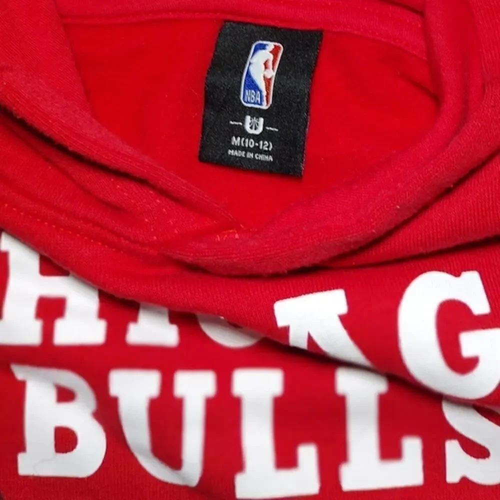 Chicago Bulls NBA Boys Pre-owned Red Hooodie w/Graphics - sz. M - Picture 2 of 3